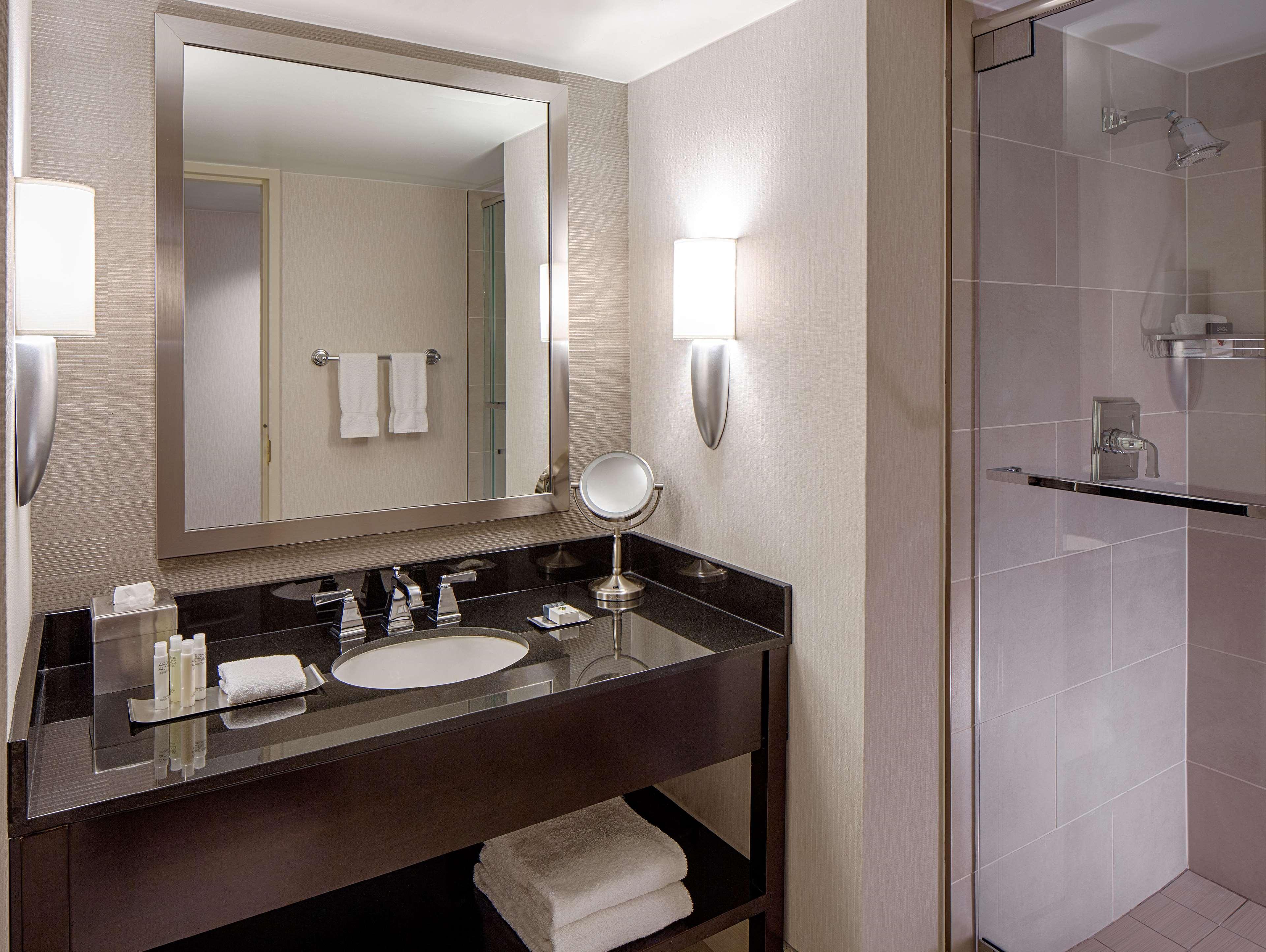 Doubletree By Hilton Hotel Houston Greenway Plaza Exterior foto