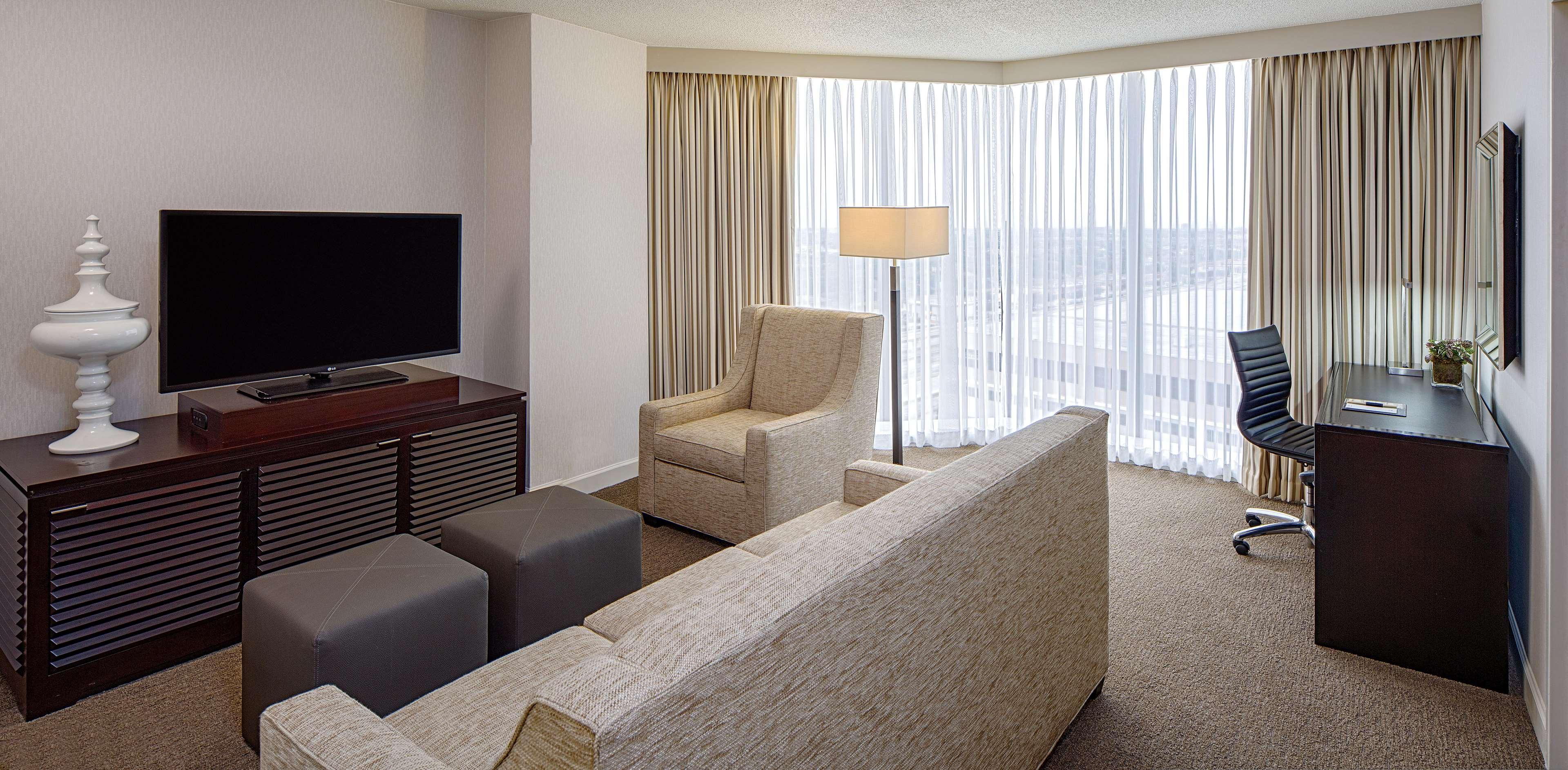 Doubletree By Hilton Hotel Houston Greenway Plaza Exterior foto