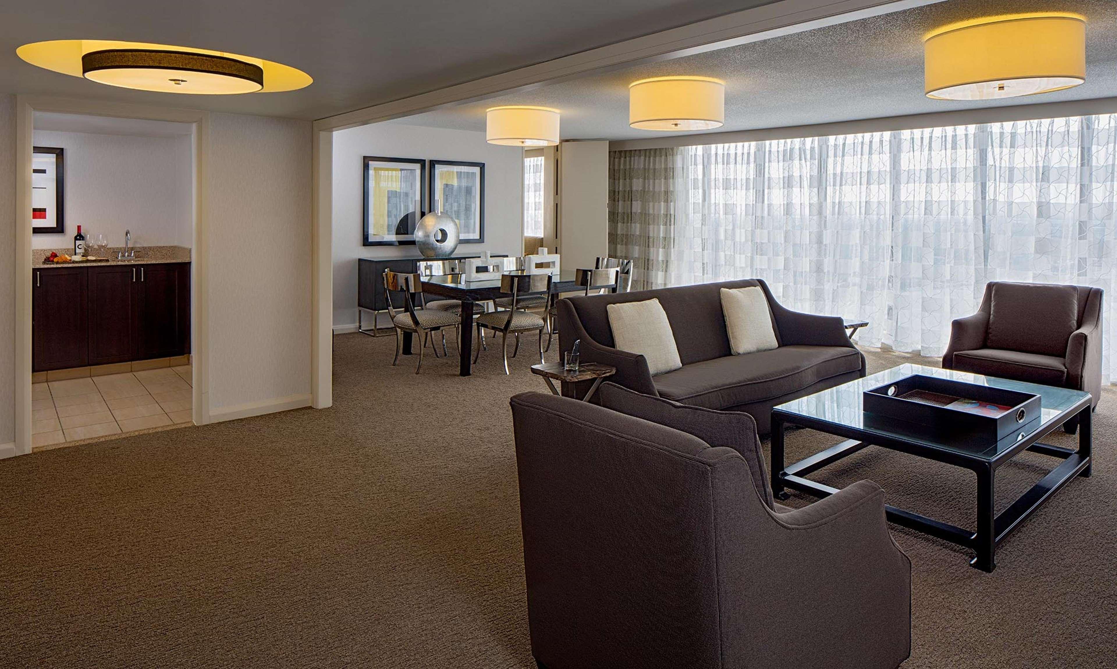Doubletree By Hilton Hotel Houston Greenway Plaza Exterior foto