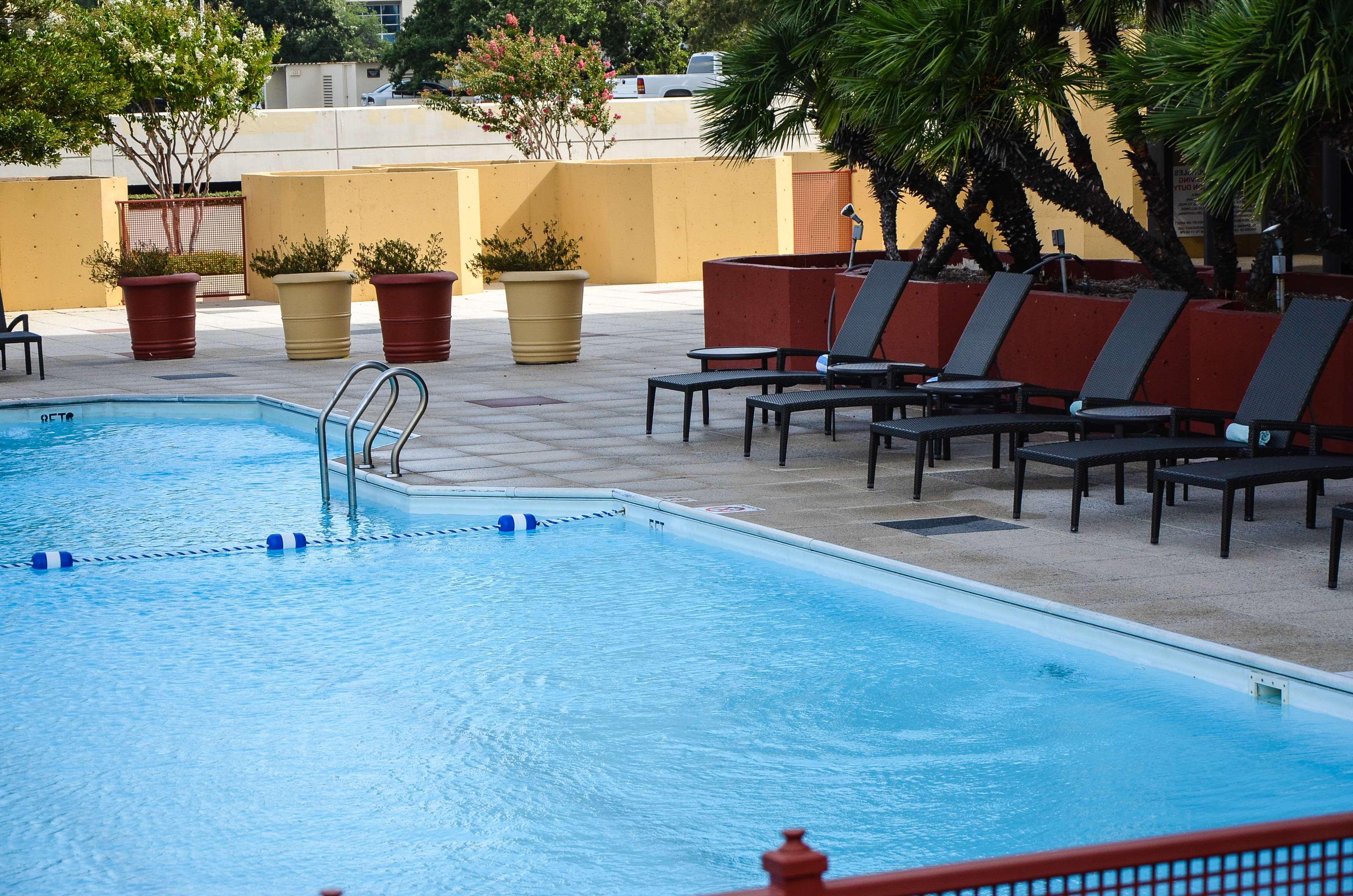 Doubletree By Hilton Hotel Houston Greenway Plaza Exterior foto